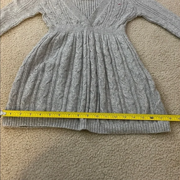 Vintage Hollister V-Neck Cable Knit Sweater, Size M - Picture 7 of 9